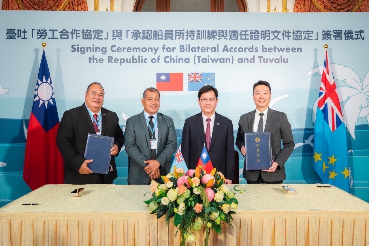Foreign Minister Lin and Tuvaluan Deputy Prime Minister Nelesone witness signing of agreements on labor cooperation and seafarer training and certification