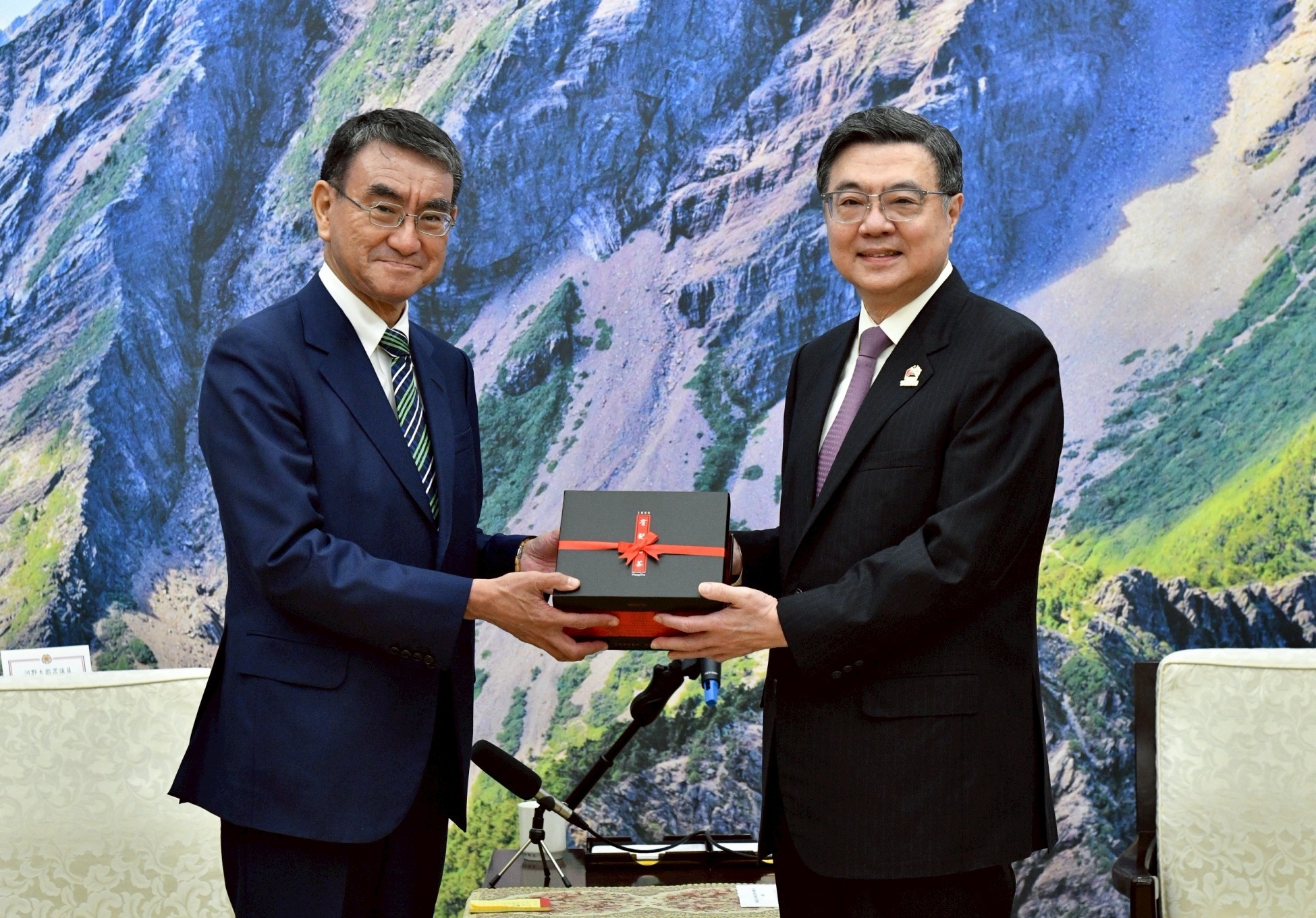 Premier Cho receives Japanese House of Representatives Member Kono Taro