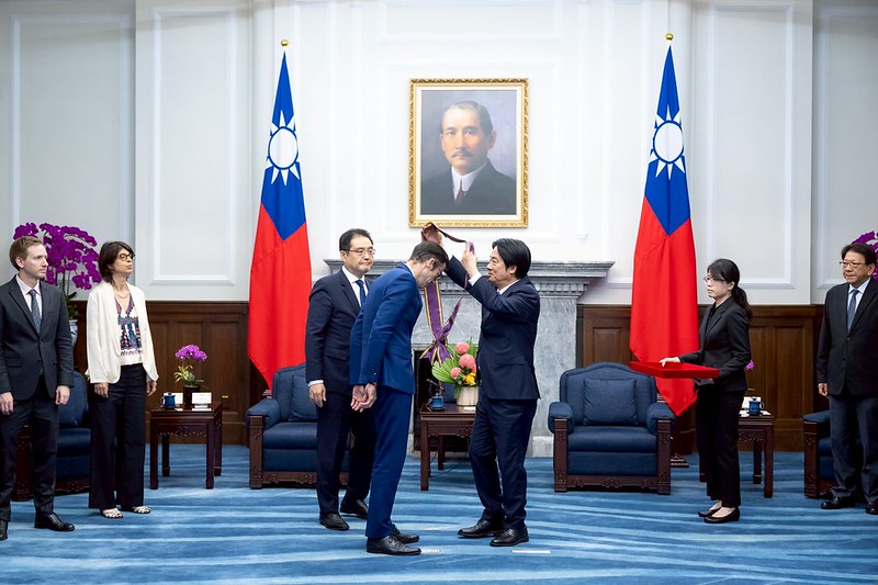 President Lai confers decoration on French Office in Taipei Director Franck Paris