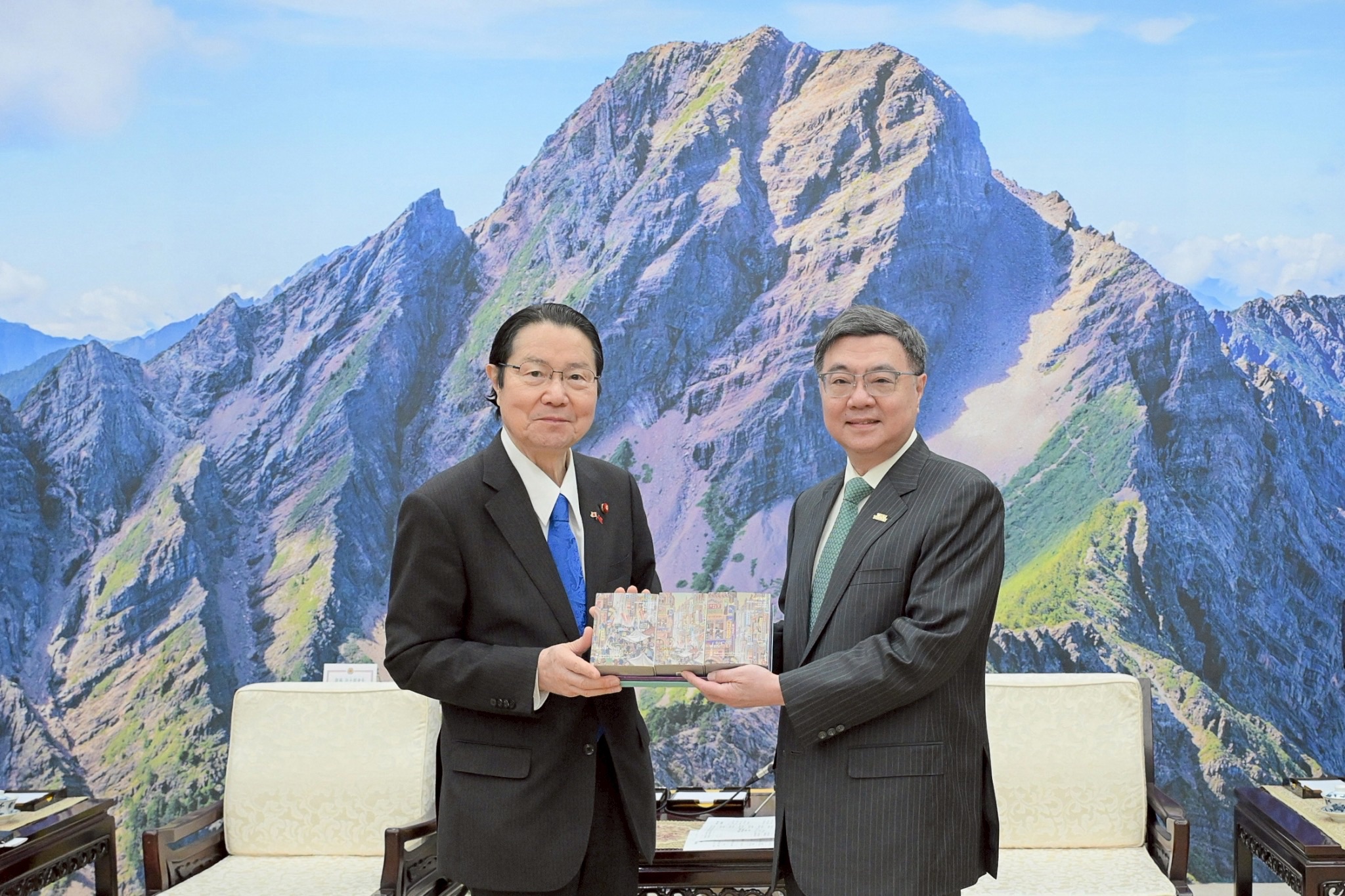 Premier Cho receives Japan-Taiwan Friendship Association Chairman Eto Seishiro