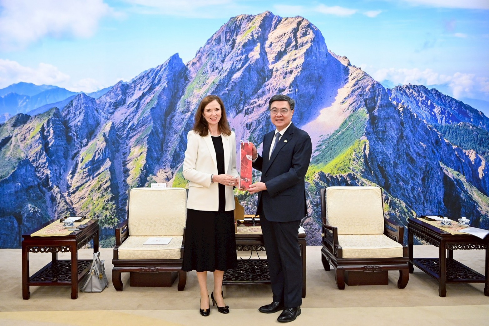 Premier Cho receives executive director of the Canadian Trade Office in Taipei