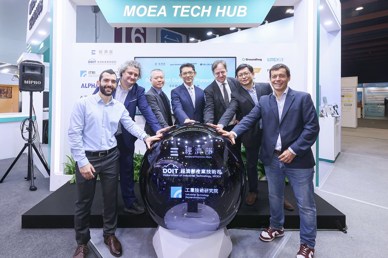 Taiwan Unveils Its First 6G Base Station Antenna System at IEEE GLOBECOM 2025