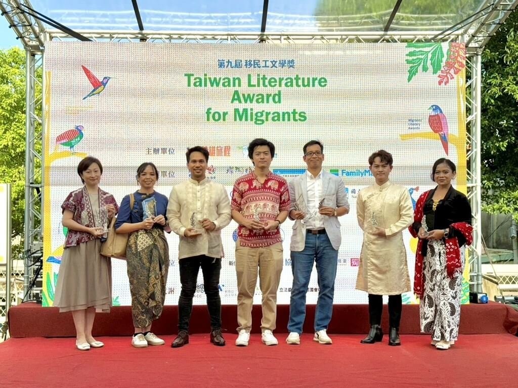 1第九屆移民工文學獎得獎人合影
