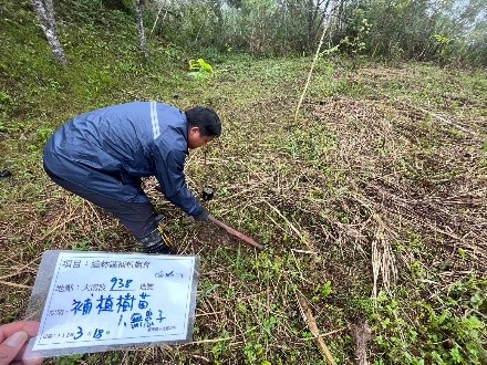 臺東縣卑南鄉公所執行造林區補植撫育工作情形（左），桃園市歷史建築呂達川祠堂（右）